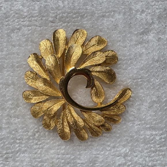 Trifari Jewelry - Vintage Trifari Gold Leaf Brooch